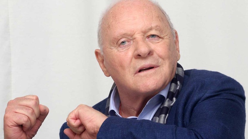 Anthony Hopkins balla “Mambo italiano” mentre prepara i ravioli: irresistibile