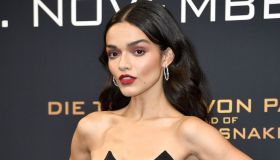 Rachel Zegler “infuoca” il red carpet: l’omaggio a Katniss di “Hunger Games”
