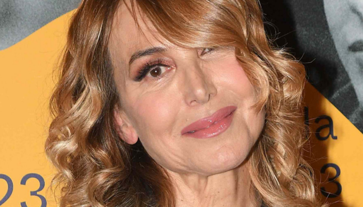 Barbara D’Urso in giacca e gonna è senza età: il look da copiare