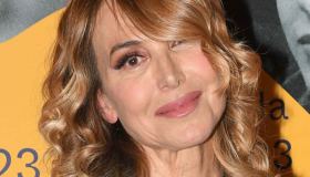 Barbara D’Urso in giacca e gonna è senza età: il look da copiare