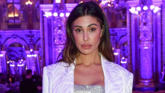 Belen Rodriguez alle Maldive in bikini bianco: la vacanza d’amore (e le critiche)