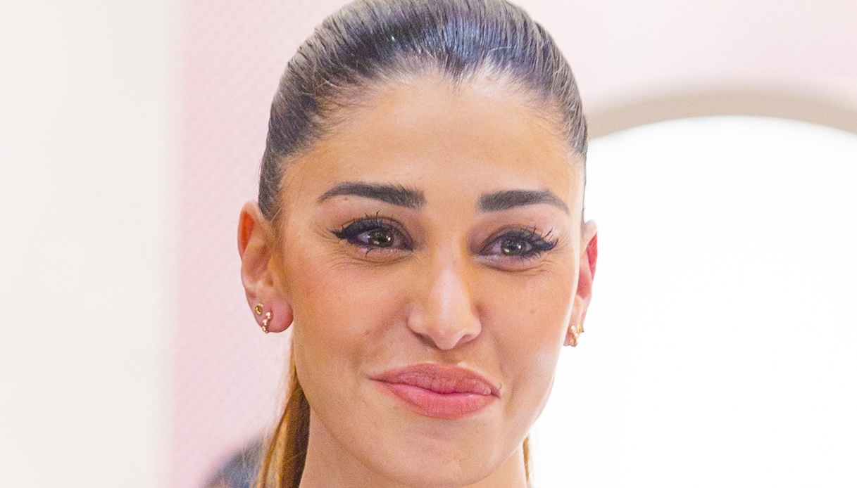 Belen, look in denim alle “Iene”: la micro gonna è da capogiro