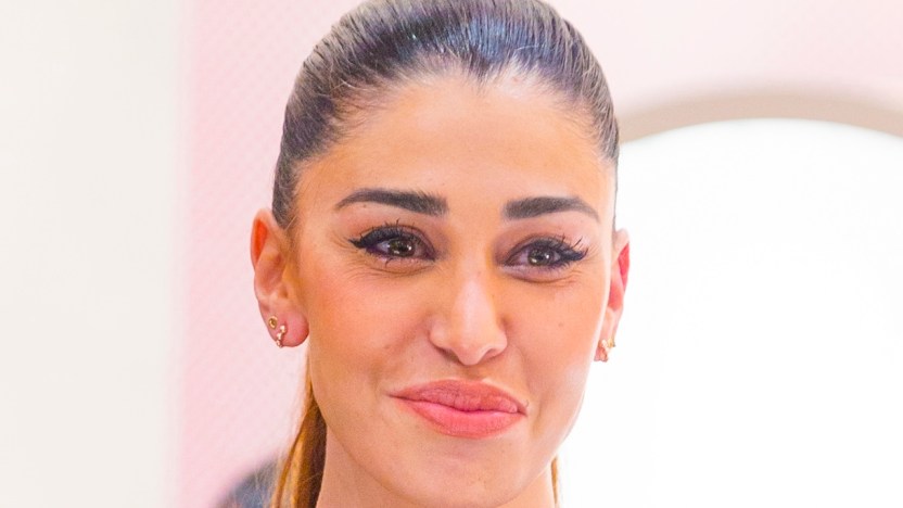 Belen, look in denim alle “Iene”: la micro gonna è da capogiro