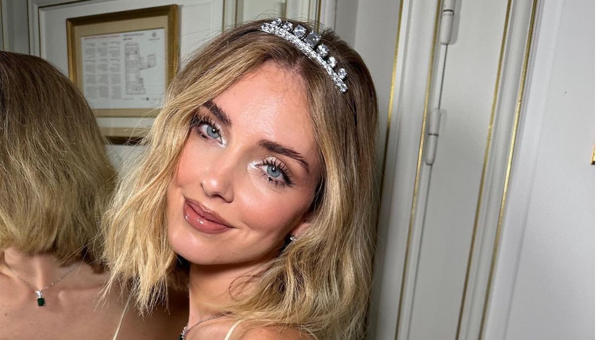 Chiara Ferragni si mostra acqua e sapone, le critiche: “Il trucco fa molto”