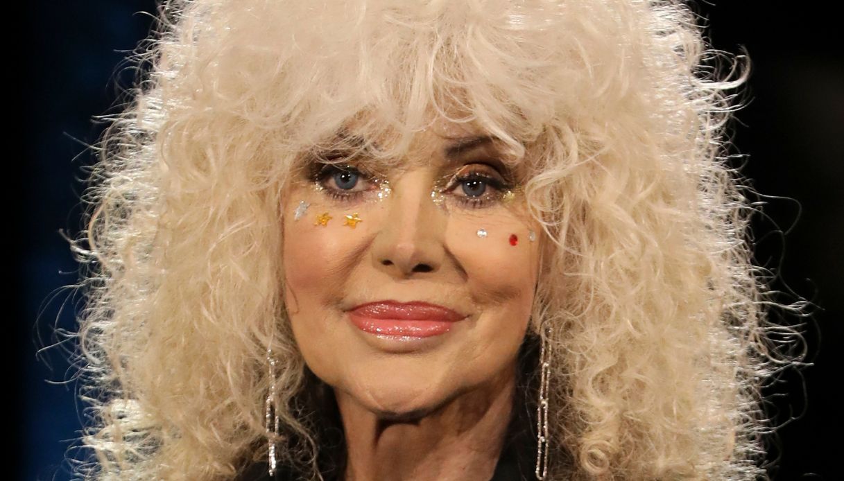 Donatella Rettore, le prime foto dopo l’operazione con la mano fasciata