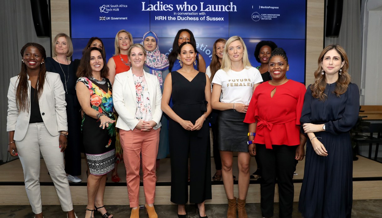 La Duchessa di Sussex posa con 12 imprenditrici durante la visita a Woodstock Exchange, un evento per donne fondatrici/imprenditrici sociali, durante il royal tour in Sudafrica nel 2019
