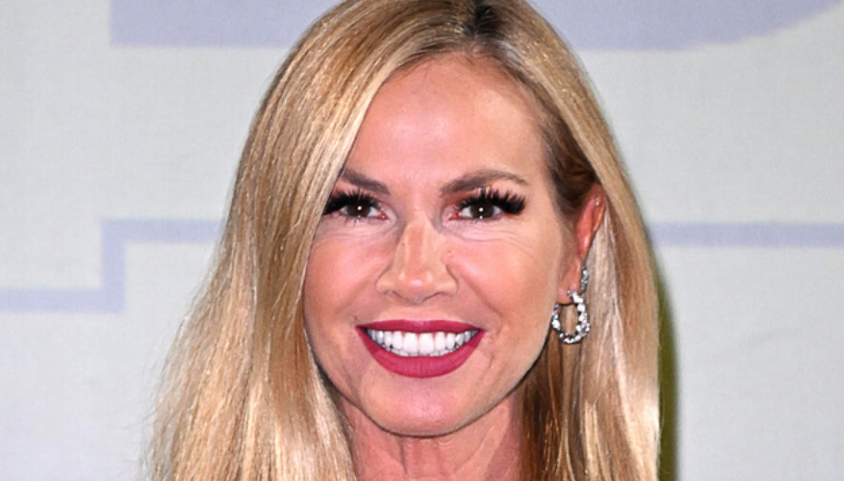 Federica Panicucci, con il mini-dress bianco a 56 anni batte tutte