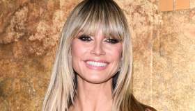 Heidi Klum si veste da pavone: tutti i look (pazzeschi) della festa di Halloween