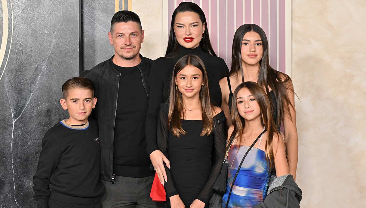 Adriana Lima con famiglia alla premiere di "The Hunger Games: The Ballad Of Songbirds & Snakes" a Los Angeles, 13 novembre 2023