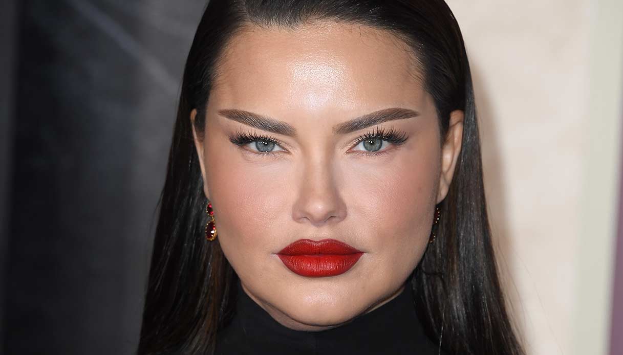 Adriana Lima, le foto della polemica: “Solo il volto di una mamma stanca”