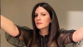 Laura Pausini malata annulla gli impegni: l’annuncio del Covid poi cancellato