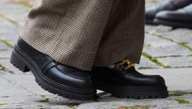 Letizia di Spagna, cambia stile: trench di pelle e mocassini con plateau