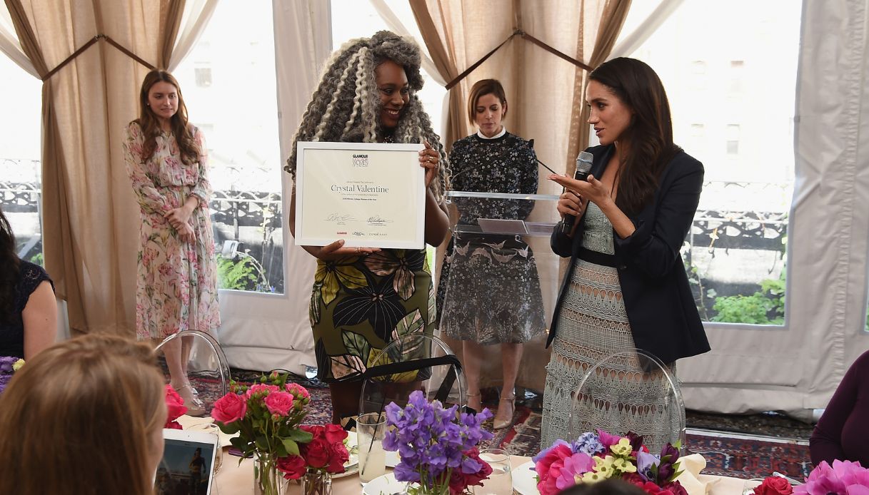 Meghan Markle e la premiata Crystal Valentine parlano durante il Glamour and L'Oreal Paris Celebrate 2016 College Women Of The Year