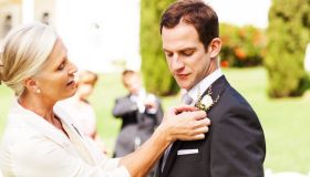 Bottoniera per matrimonio: stili, fiori e come indossarla