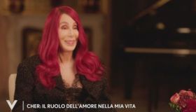 Cher a “Verissimo” si confessa sul fidanzato 37enne: “Come mi sono innamorata di Alexander”