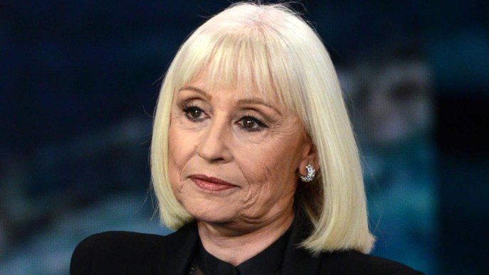 È morto il costumista Luca Sabatelli, la mente dietro i look più iconici di Raffaella Carrà