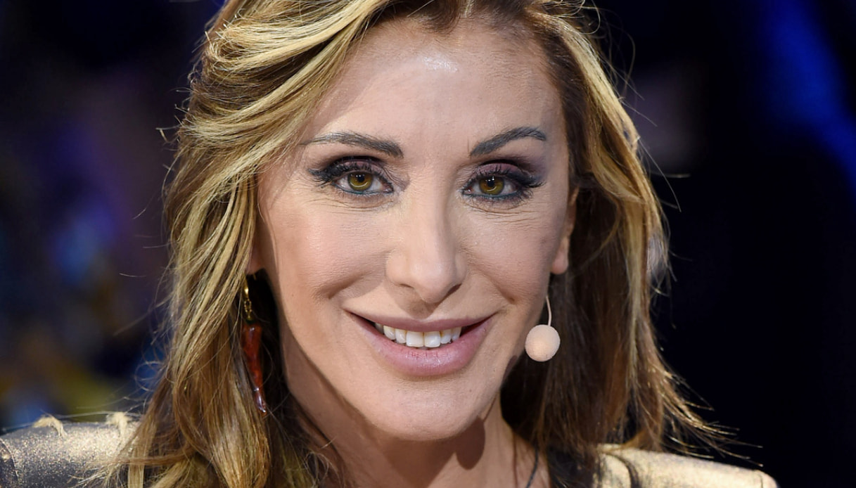 Sabrina Salerno, trasparenze e pizzi: sensuale come non mai a 55 anni