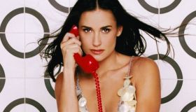 Demi Moore, 10 look che hanno fatto la storia tra scolli e strascichi