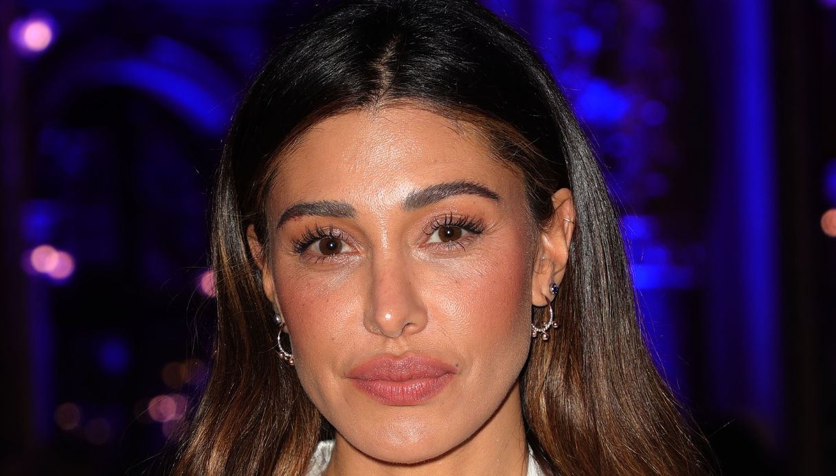 Belen Rodriguez libera da ogni critica: la foto allo specchio in lingerie