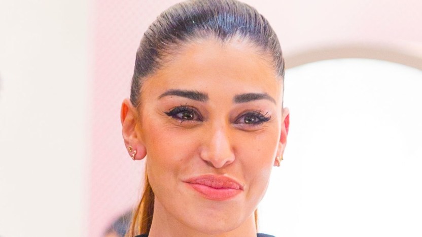 Belen Rodriguez, bikini da sogno alle Maldive. Ma le critiche non si fermano