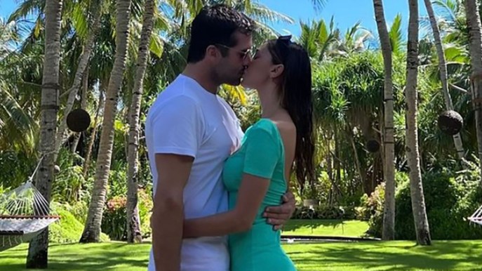 Belen Rodriguez mostra l’anello di Elio: “Sì”. La foto su Instagram