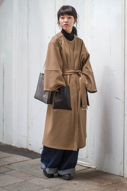 ragazza con cappotto a vestaglia color cammello