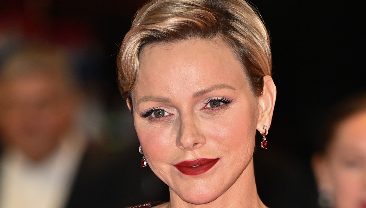 Charlene di Monaco, sirena in paillettes e rubini. Carolina di Monaco, gelida