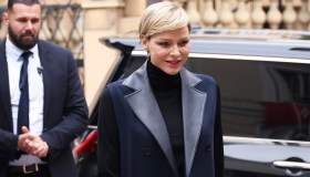 Charlene di Monaco, il cappotto si porta smanicato
