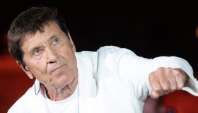 Gianni Morandi, la foto con la mano fasciata su Instagram: come sta