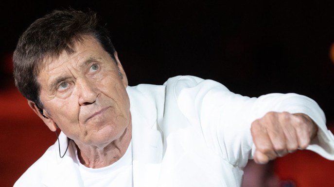 Gianni Morandi, la foto con la mano fasciata su Instagram: come sta