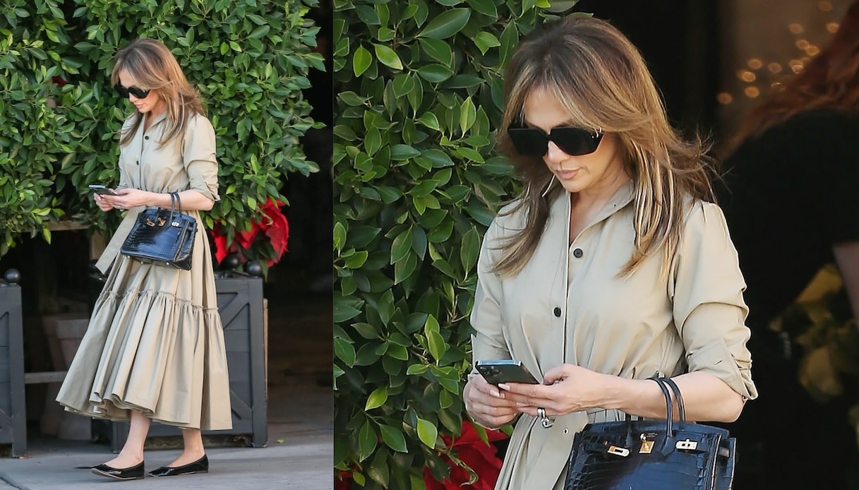 Jennifer Lopez sfoggia l’abito casual per tutte (ma scivola sulle scarpe)