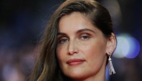 Laetitia Casta, la magia delle calze con glitter e strass per Natale
