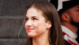 Letizia di Spagna, Leonor le ruba cappotto, borsa e orecchini ed è identica a lei