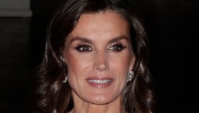 Letizia di Spagna, la camicia bianca col fiocco che indossa con qualsiasi cosa