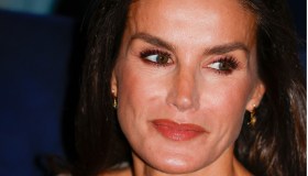 Letizia di Spagna, abito grigio e stivali alti: il look non le dona