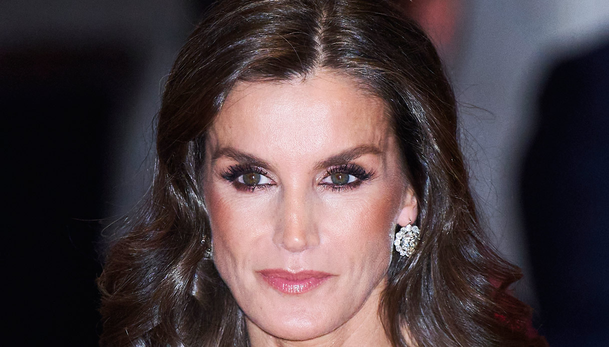 Letizia di Spagna, la scollatura glitter che emoziona la Danimarca