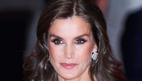 Letizia di Spagna, la scollatura glitter che emoziona la Danimarca