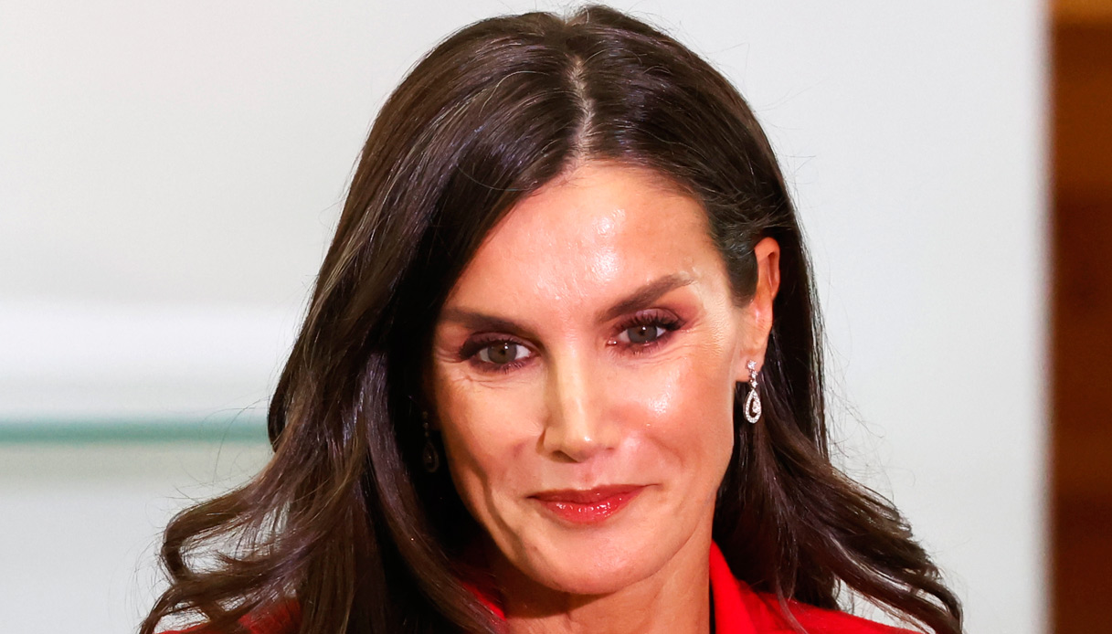 Letizia di Spagna infiamma col tailleur rosso e sfida il dress code