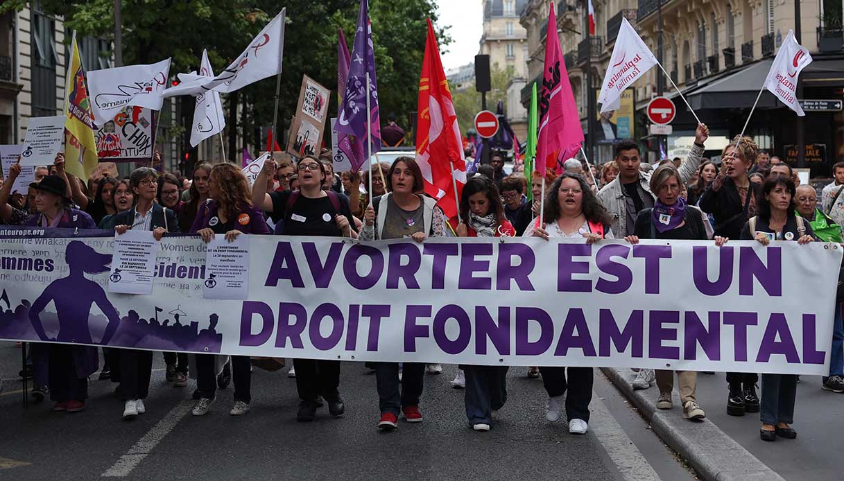 Francia: il diritto all’aborto entra nella Costituzione