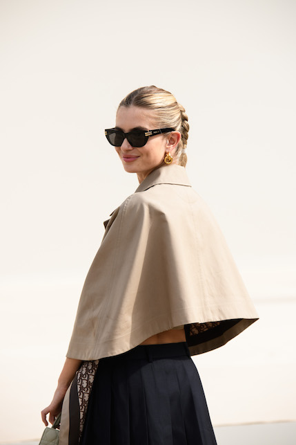 ragazza con mantella beige