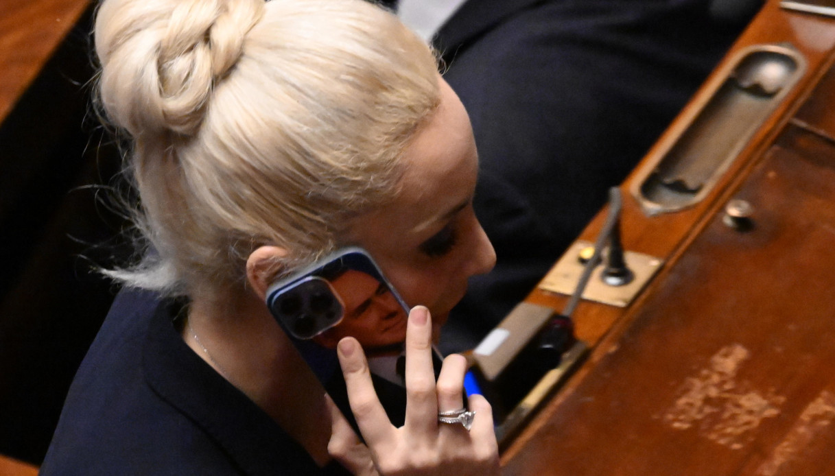 Marta Fascina con la cover dedicata a Silvio Berlusconi