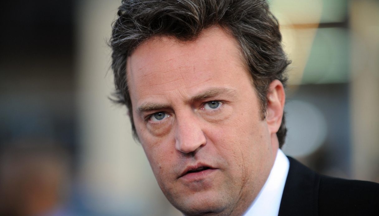 Matthew Perry, parla l’ex fidanzata: “Era paranoico, qualcosa sulla sua morte non torna”