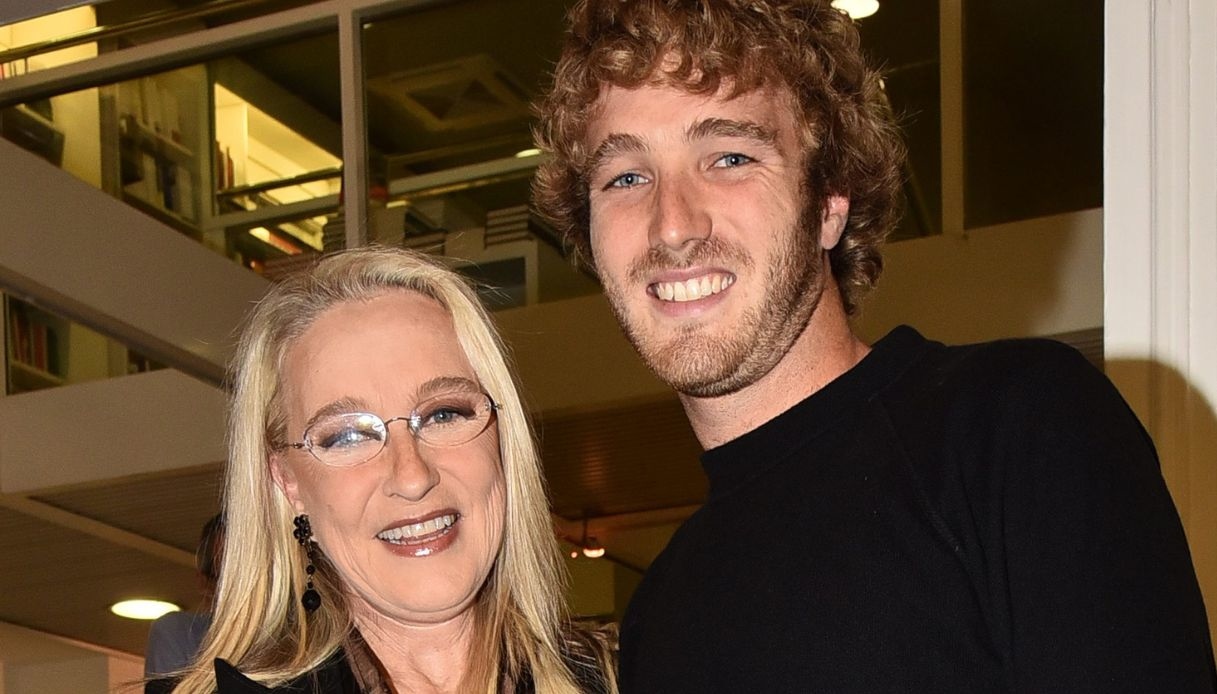 Paolo Ciavarro sostiene mamma Eleonora nella lotta al tumore: “La forza dell’amore”