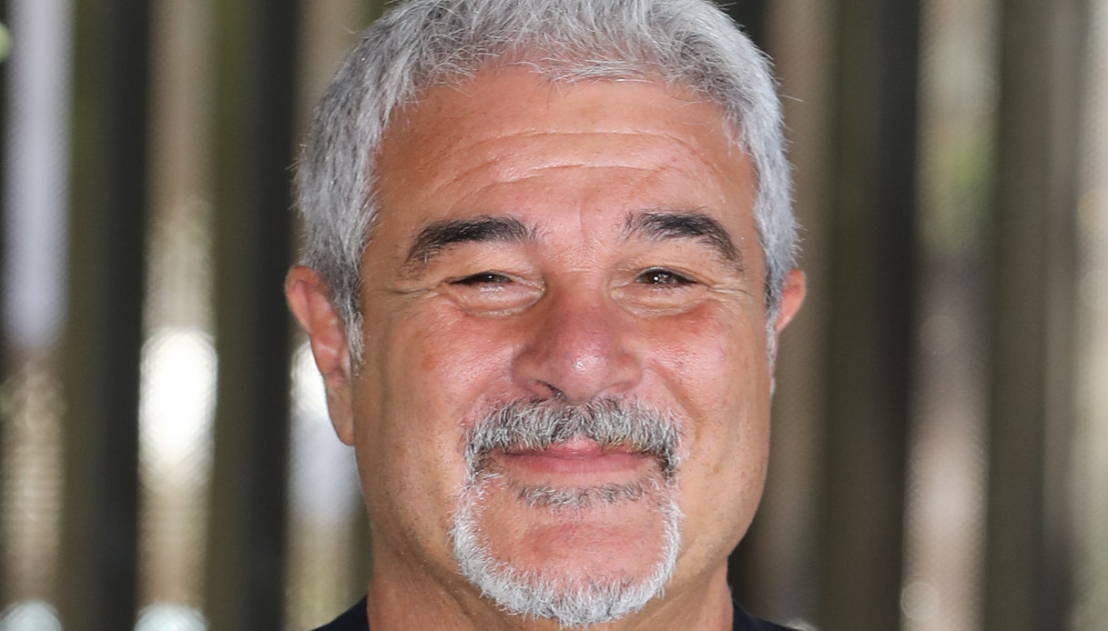 Pino Insegno fuori da “L’eredità” ma rimane in Rai: chi è il nuovo conduttore