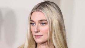 Alla premiere di “The Crown” Elizabeth Debicki omaggia il “Revenge Dress”