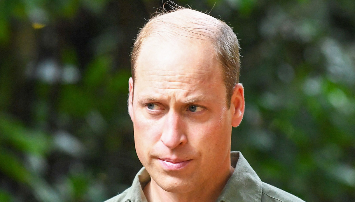 William a Singapore finisce nella giungla: l’incidente con la camicia è imbarazzante