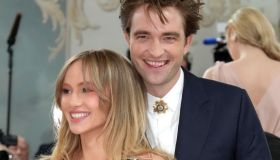 Suki Waterhouse, le prime foto col pancione della fidanzata di Robert Pattinson