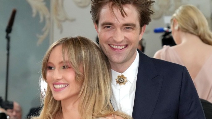 Suki Waterhouse, le prime foto col pancione della fidanzata di Robert Pattinson