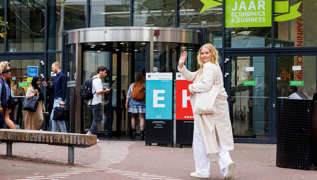 La Principessa Amalia dei Paesi Bassi il primo giorno all'Università di Amsterdam il 5 settembre 2022