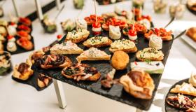 Come servire gli antipasti freddi e caldi a tavola e in quale ordine